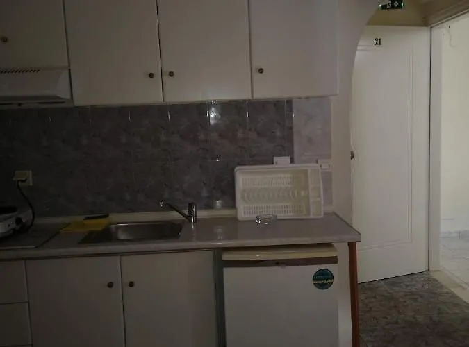 Gatos House 2 Отель *