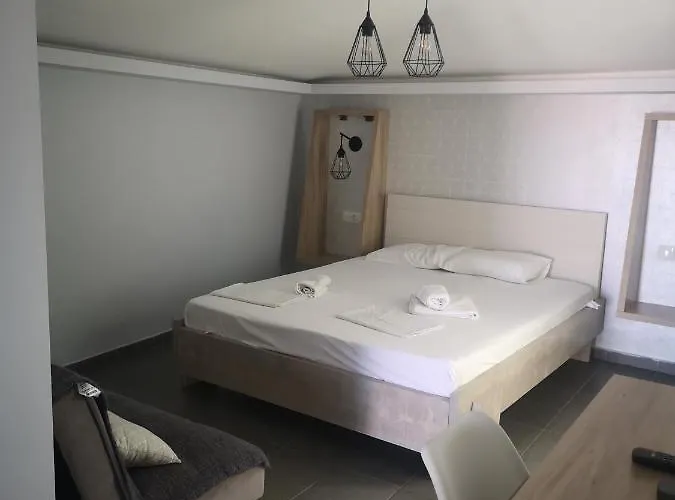Gatos House 2 Отель